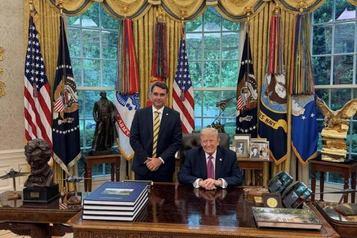 Trump recibe en la Casa Blanca a Flavio Bolsonaro para relanzar su candidatura tras el escándalo financiero que le hunde en las encuestas