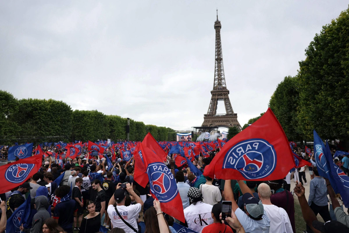 100.000 parisinos agasajan a Luis Enrique y al PSG ante la torre Eiffel