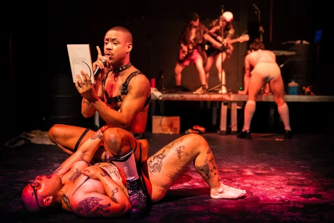 Au Kunstenfestivaldesarts, le spectacle brésilien « Historia do Olho » pulvérise les limites de la représentation