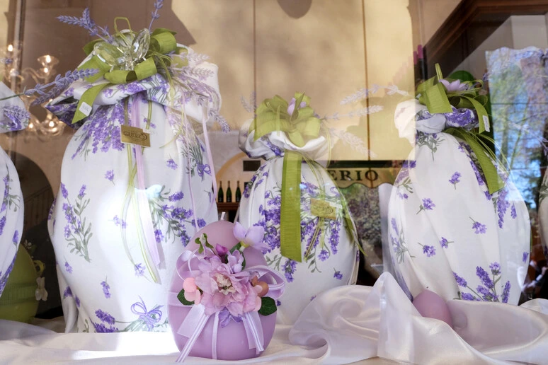 Uova di Pasqua più care, ma anche più piccole: l'ira dei consumatori contro la "shrinkflation"