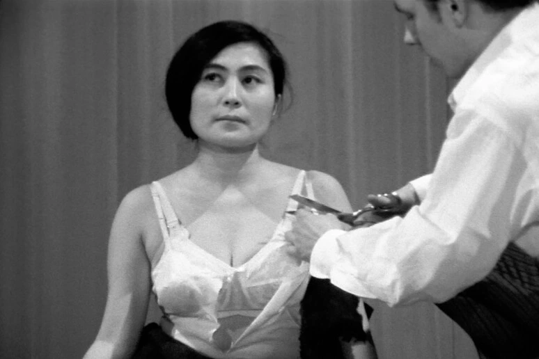 Los Angeles abbraccia Yoko Ono, opere e performance in mostra al Broad