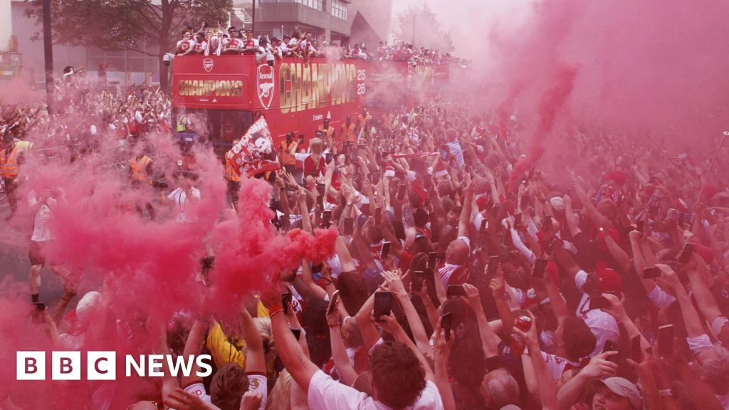 Arsenal fans turn streets red for victory parade