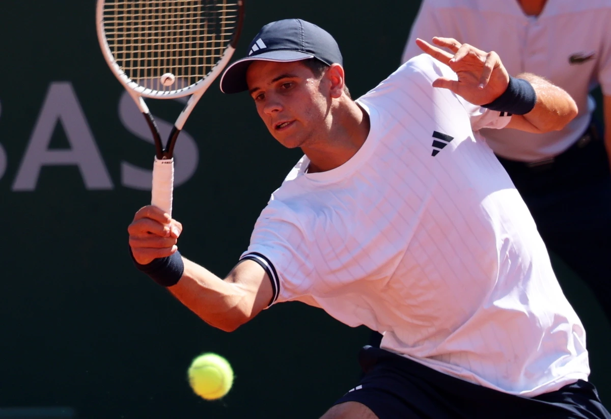 Jódar aprende a sufrir en un Grand Slam y se mete en tercera ronda de Roland Garros