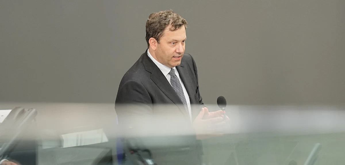 „Das ist jetzt das, wo wir durchmüssen“ – Klingbeil verteidigt Kürzungen bei Elterngeld