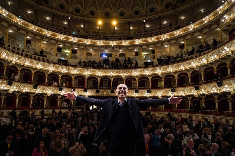 Tornatore, ho cominciato fotografando le persone di spalle