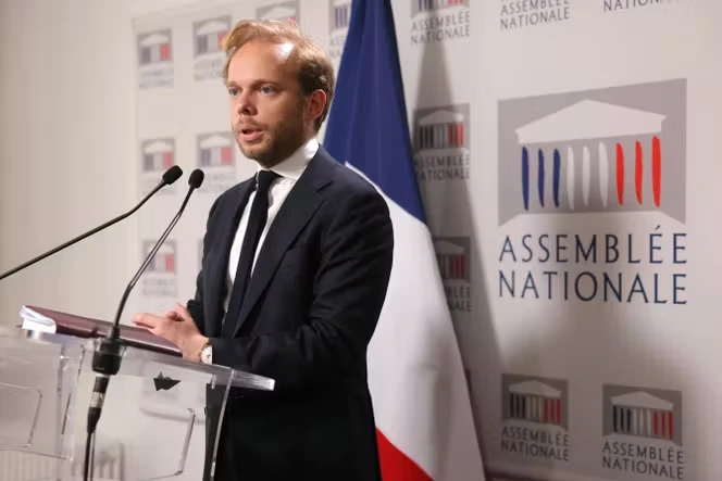 Des photos volées de Charles Alloncle et sa collaboratrice sèment le trouble à l’Assemblée nationale