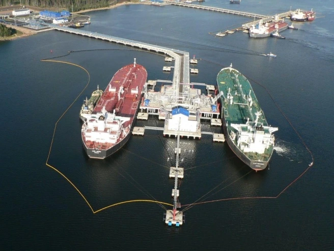 L’Ue valuta il congelamento del tetto al petrolio russo: la guerra in Iran rischia di trasformare le sanzioni in un regalo a Mosca