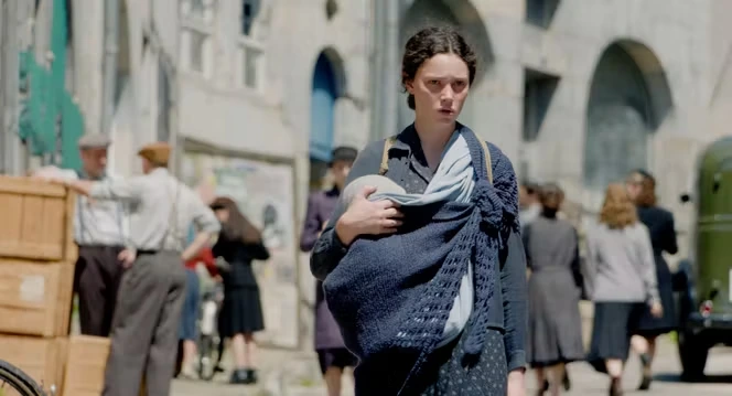 Dans « A bras-le-corps », Marie-Elsa Sgualdo filme une jeune fille en quête de liberté dans la Suisse des années 1940