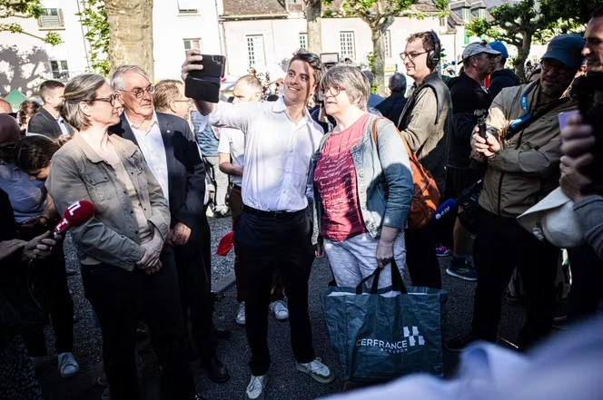 Présidentielle 2027 : dans l’Aveyron, Gabriel Attal, officiellement candidat, cultive une image d’Epinal