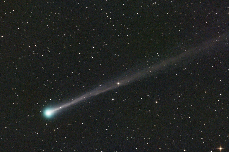 Per una cometa che si disintegra, un'altra diventa visibile