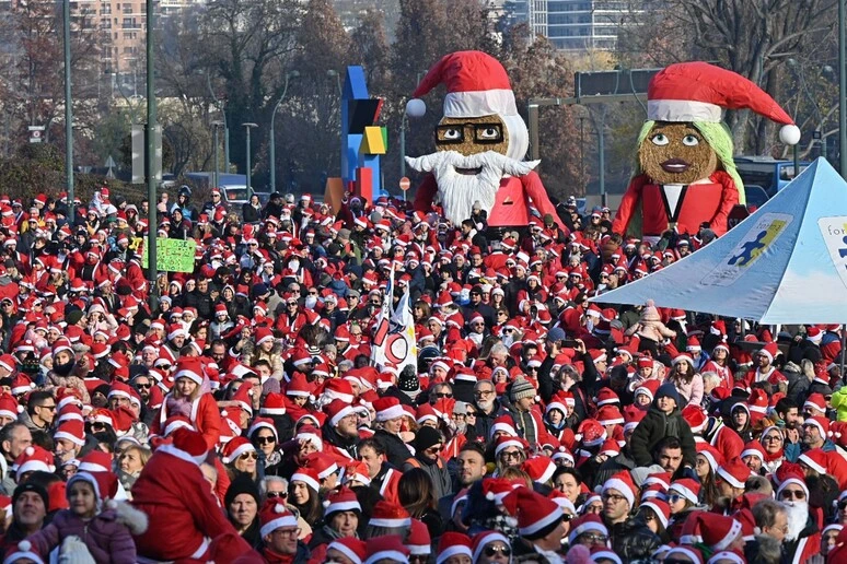 Centinaia di Babbi Natale a Torino, al Regina Margherita