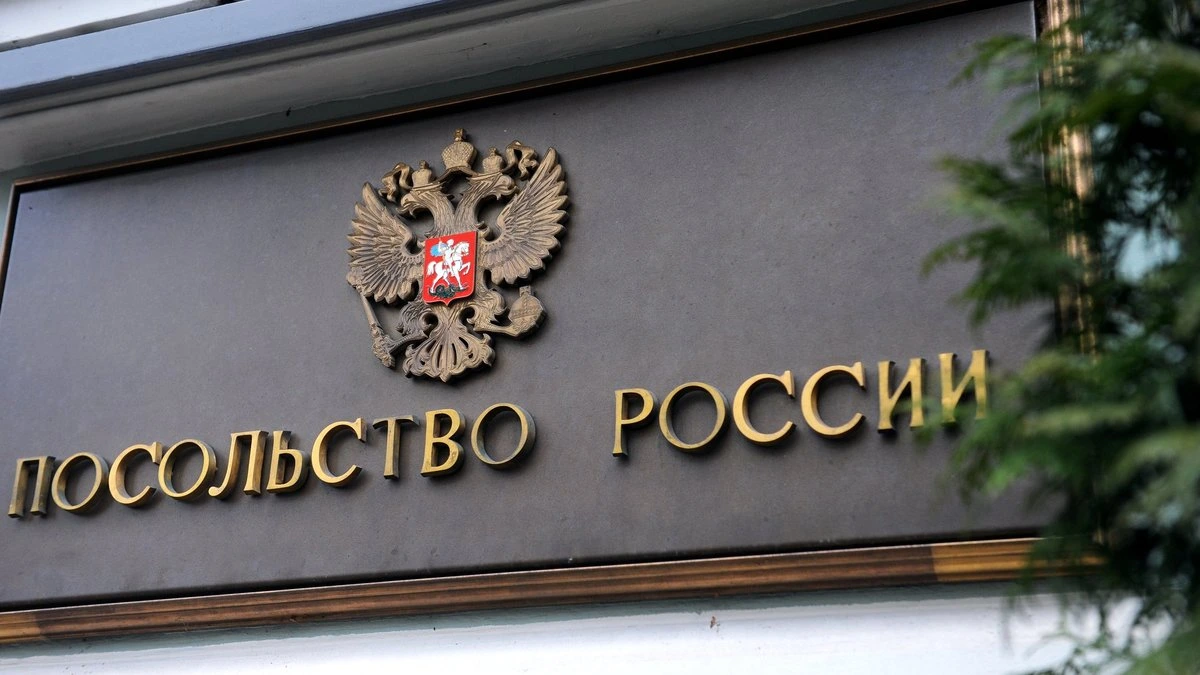 Со среды полиция будет проверять документы посетителей посольства России в Риге
