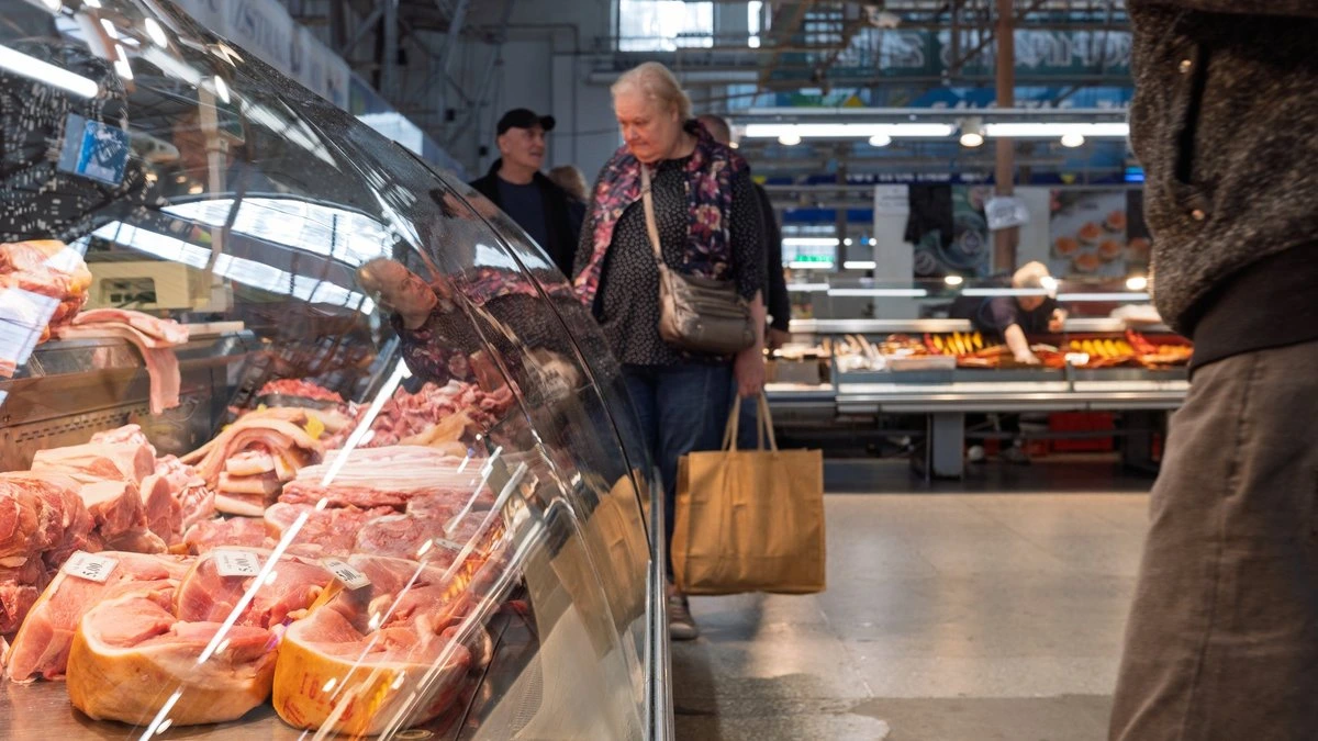 ФОТО. И рыба, и мясо. Управляющие Рижским центральным рынком отвергают упреки, что они игнорировали проблему