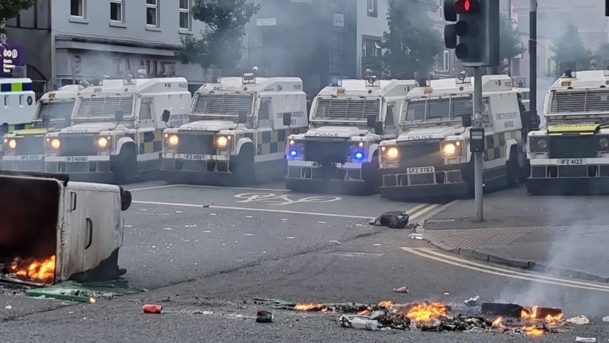 BILD im brennenden Belfast: Polizei und Randalierer liefern sich Straßenschlacht