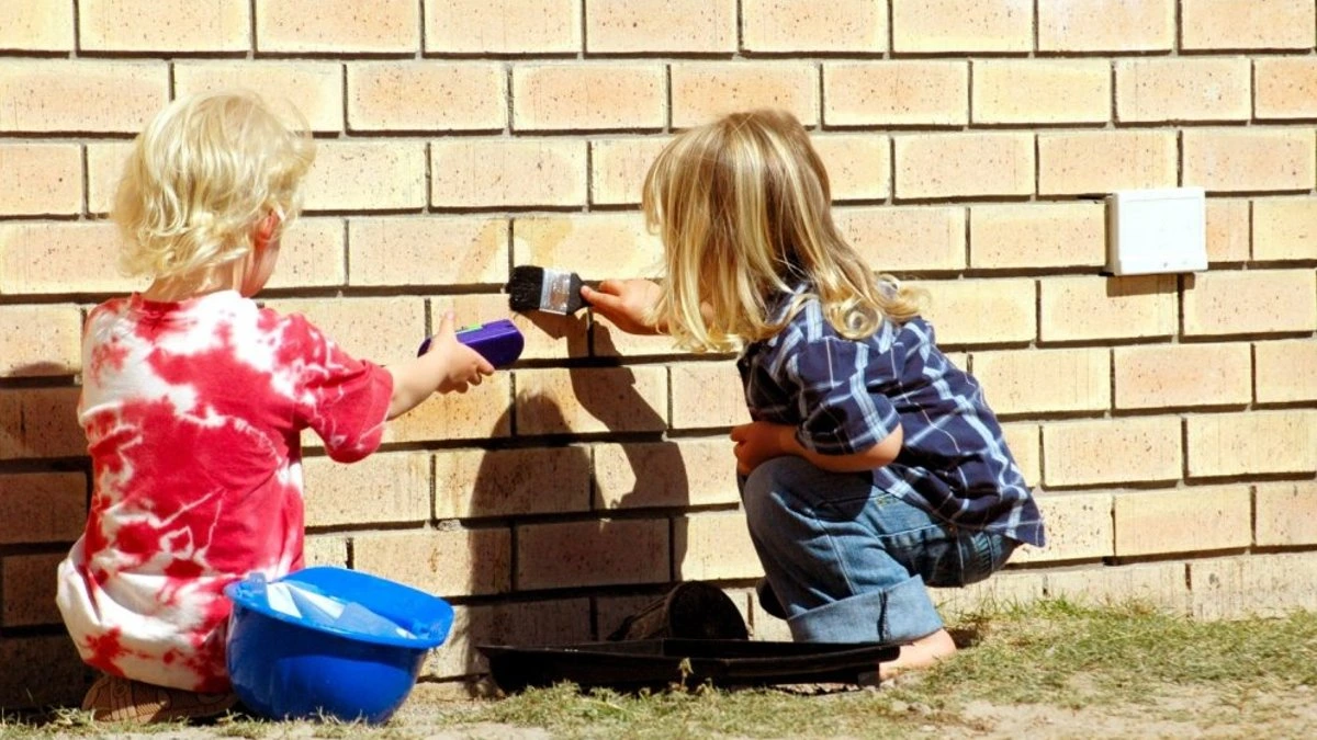 Из детсада ушли две 3-летних девочки; территория оказалась не заперта