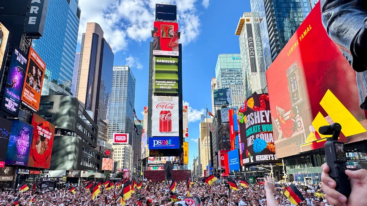 DFB-Elf spielt heute: Deutsche Fans feiern auf dem Times Square