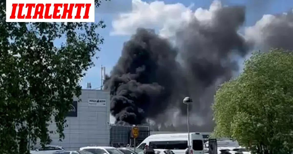 Raju palo Lahdessa – Autoliikkeen katto liekeissä