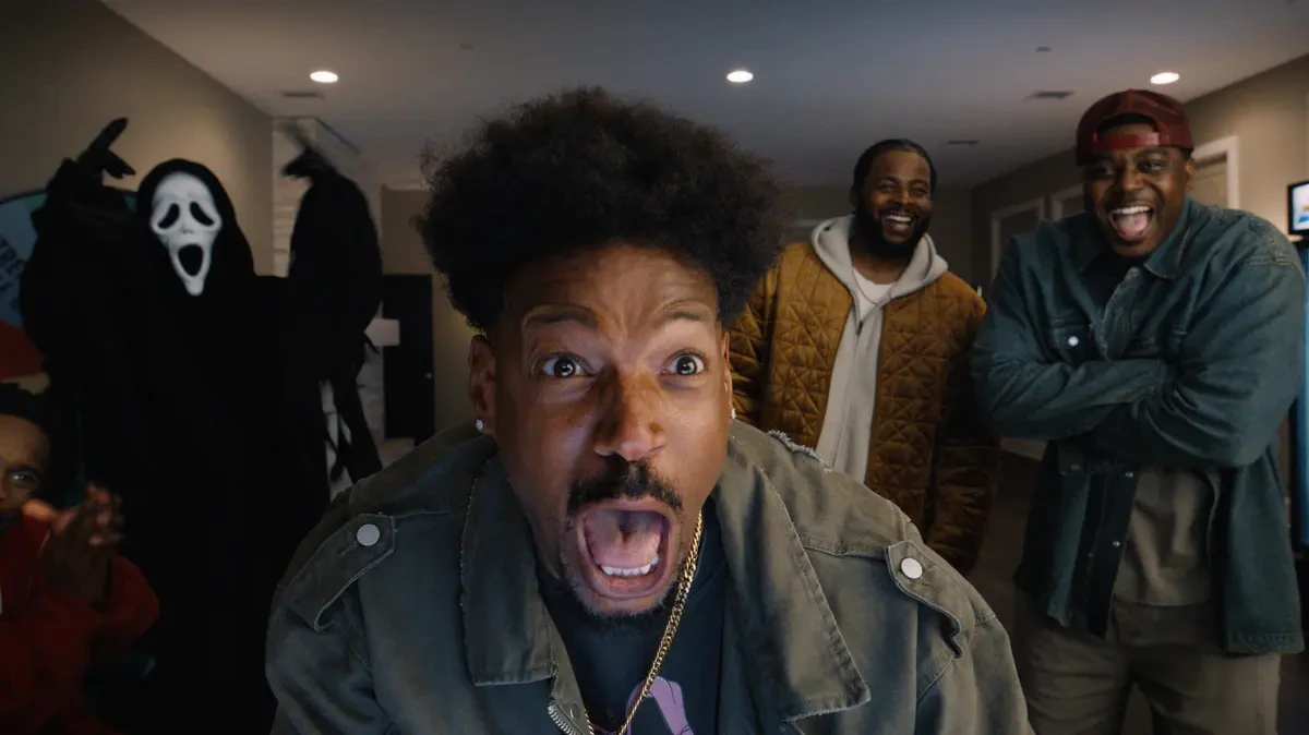 RECENZE: Scary Movie se k nesmyslům dnešní doby probíjí i dildem
