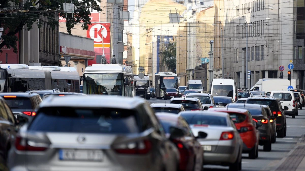 На некоторых улицах Риги вводится временный запрет на остановку и стоянку автотранспорта