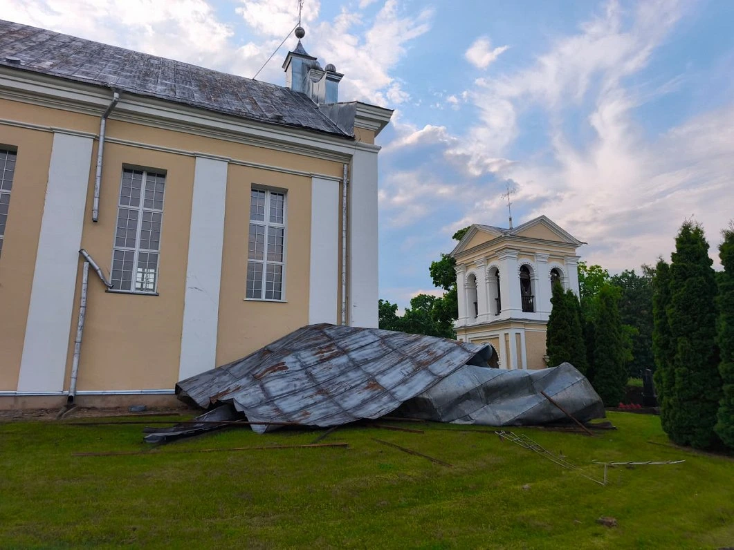 Правительство выделяет 80 тысяч евро на ремонт крыши католической церкви в Бебрене, поврежденной во время бури