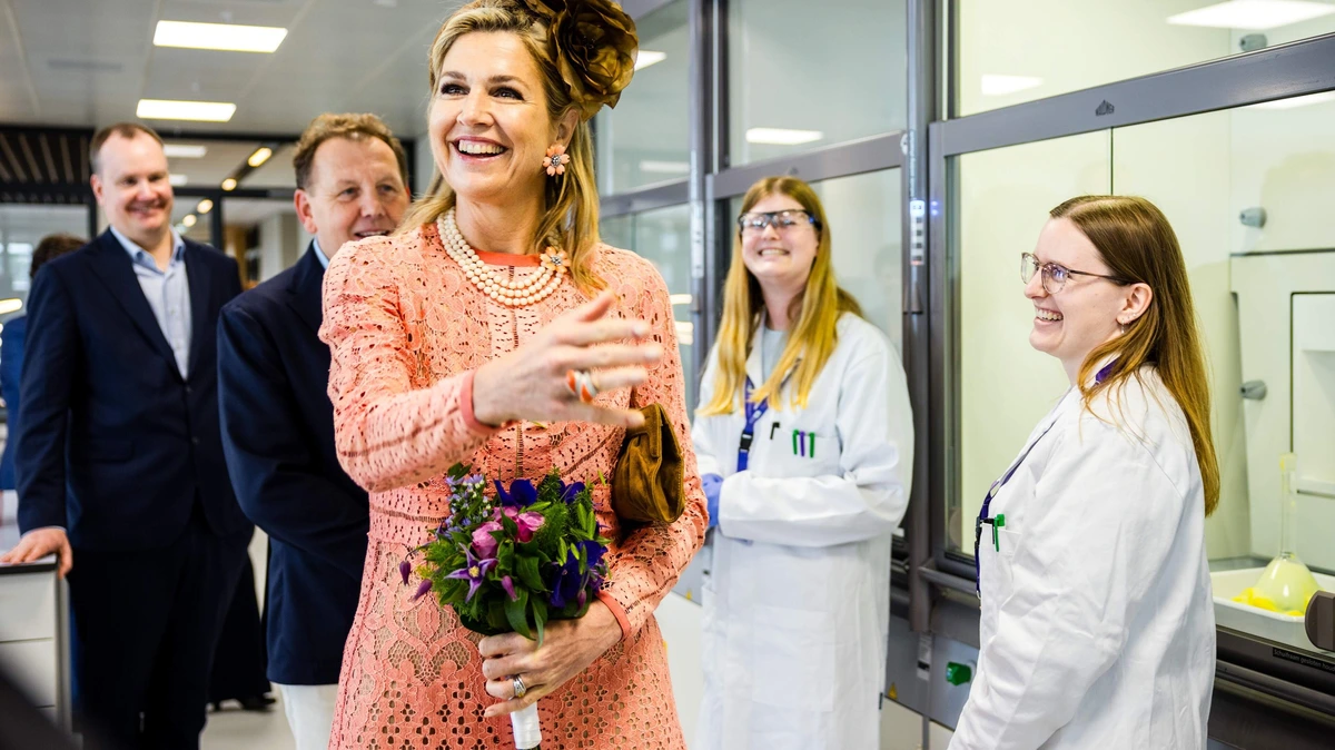Máxima gecharmeerd van pasteltinten: kleurencombinatie van zachtroze met oker is niet een voor de hand liggende, maar koningin komt er goed mee weg