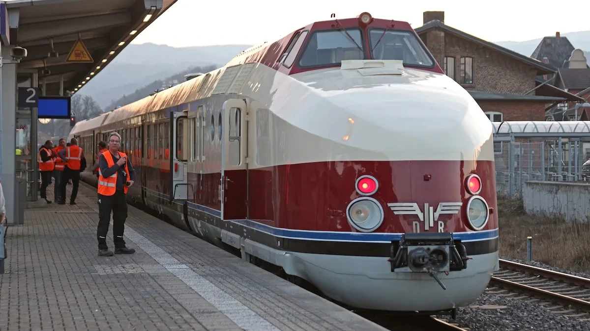 Historisches Comeback: DDR-ICE kehrt triumphal zurück