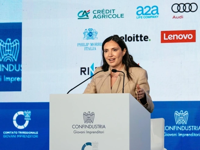 Anghileri (Confindustria): «Basta privilegiare il passato, più risorse ai giovani» e la leader dei giovani industriali sfida la politica