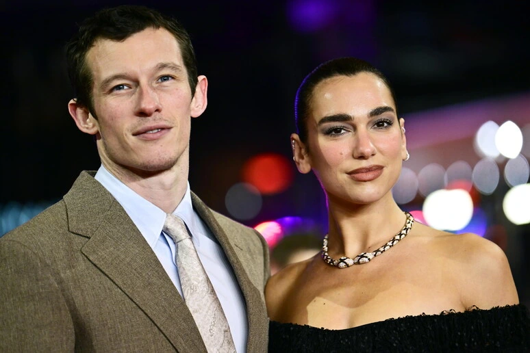 Dua Lipa e Callum Turner, festa in Sicilia dopo le nozze a Londra