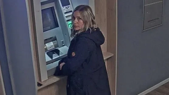 Bemerkt sie hier die Kamera?: Polizei jagt blonde Bank-Betrügerin