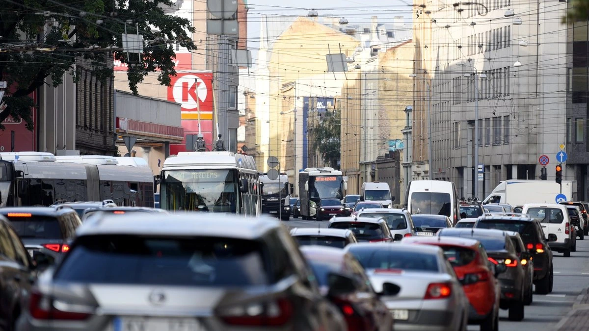 На крупнейших АЗС Латвии на этой неделе снизились цены на топливо
