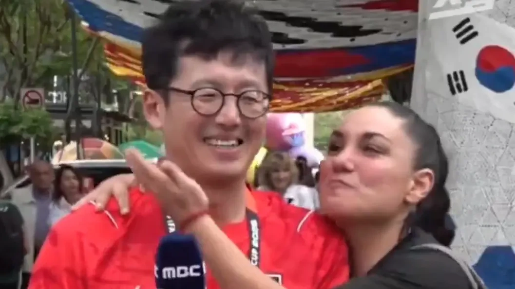 Plötzlich packt sie zu: Fans knutscht WM-Reporter