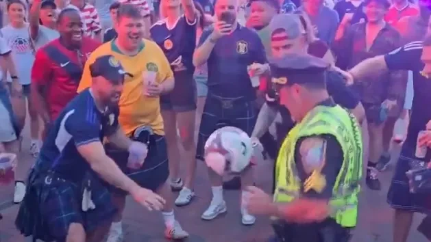 Alle feiern ihn!: Polizist zeigt krasse Fußball-Skills