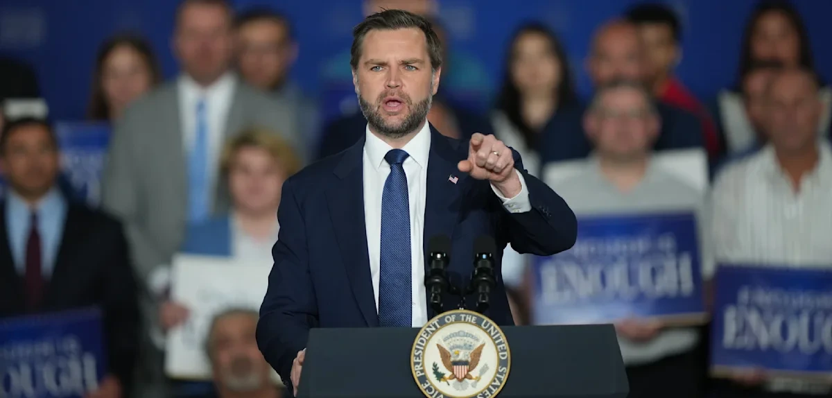 Als Vance von den Spritpreisen spricht, wird das MAGA-Publikum plötzlich skeptisch
