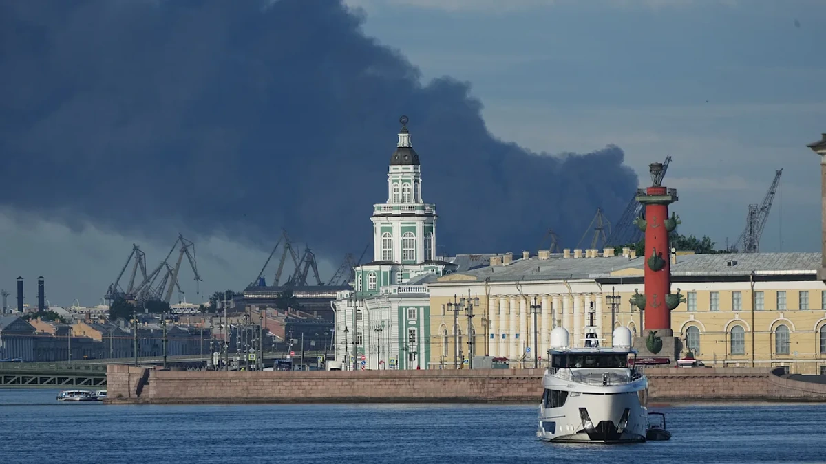 Selenskyj verkündet nächtlichen Angriff: Ukraine trifft Ölterminal bei St. Petersburg