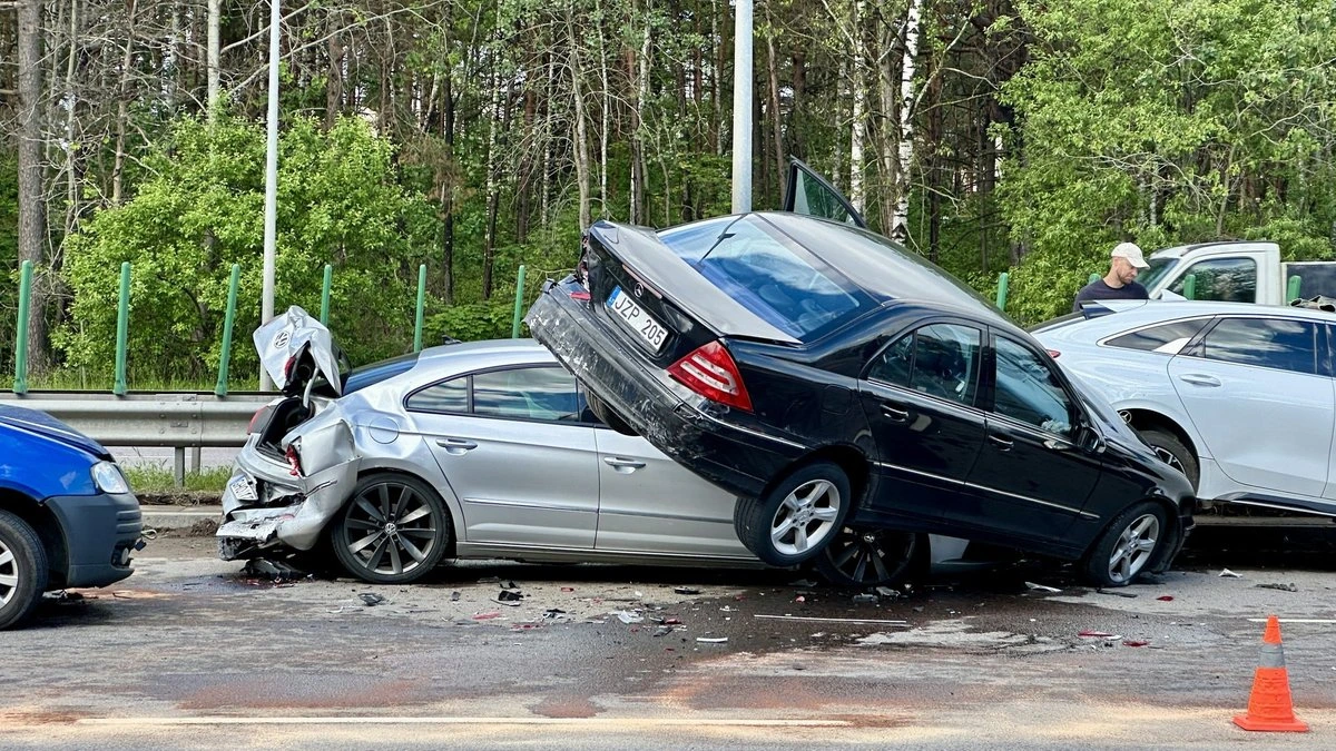 ФОТО. На объездной дороге Вильнюса произошла массовая авария с участием семи автомобилей