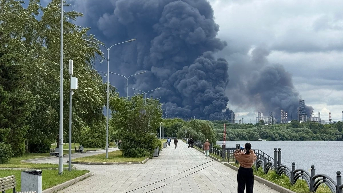 В Подмосковье после атаки на НПЗ пошел "нефтяной дождь"