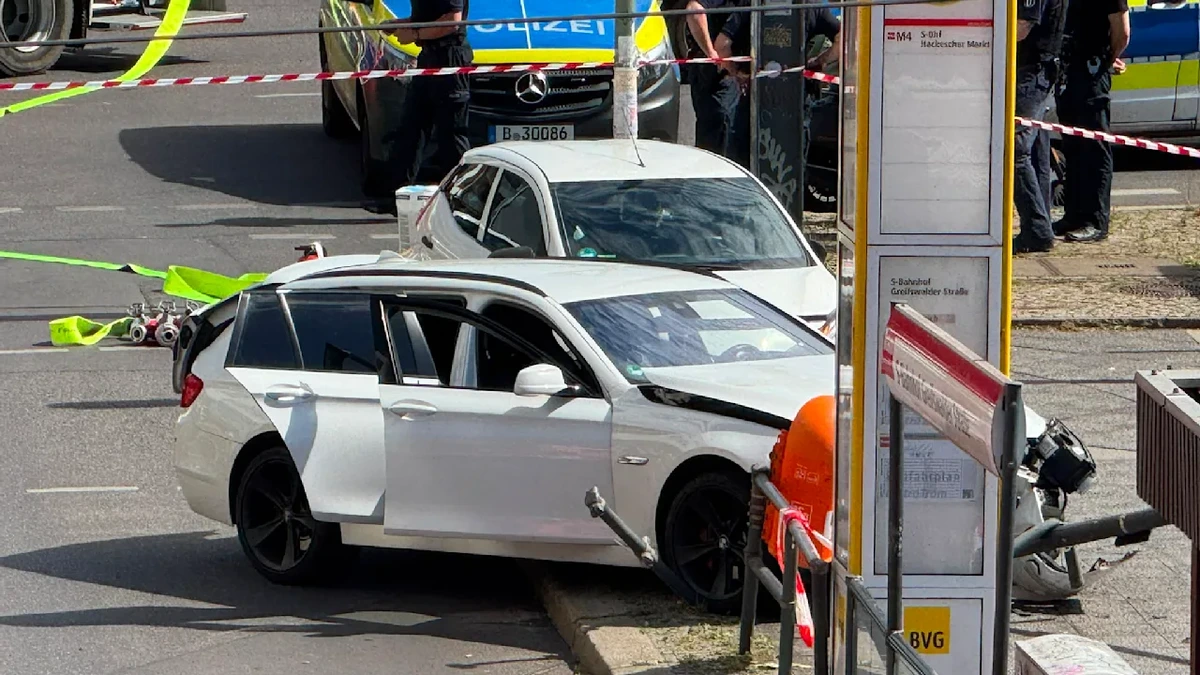 Berlin: Autos krachen nach Unfall in Haltestelle, ein Toter