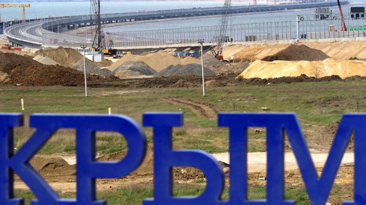 Удар беспилотника по поезду в аннексированном Крыму. Как ВСУ усиливают блокаду полуострова