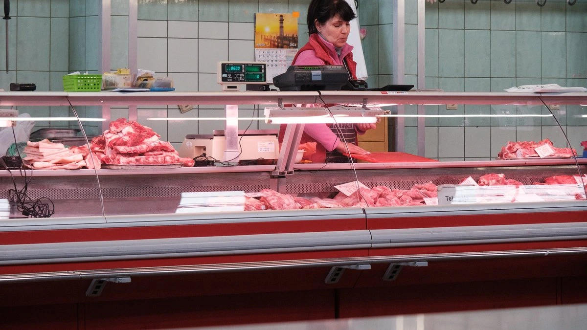 Половина торговцев из Мясного павильона торгуют своей продукцией в других местах на Рижском центральном рынке