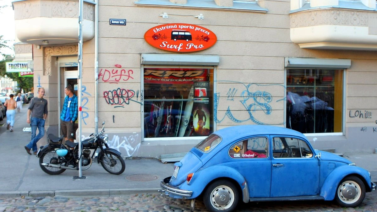 В Риге продолжают понижать бордюры на тротуарах