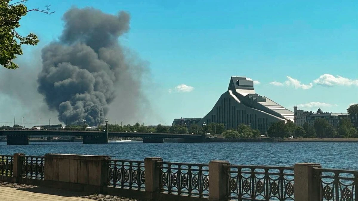ФОТО, ВИДЕО. На улице Улманя гатве в Риге крупный пожар