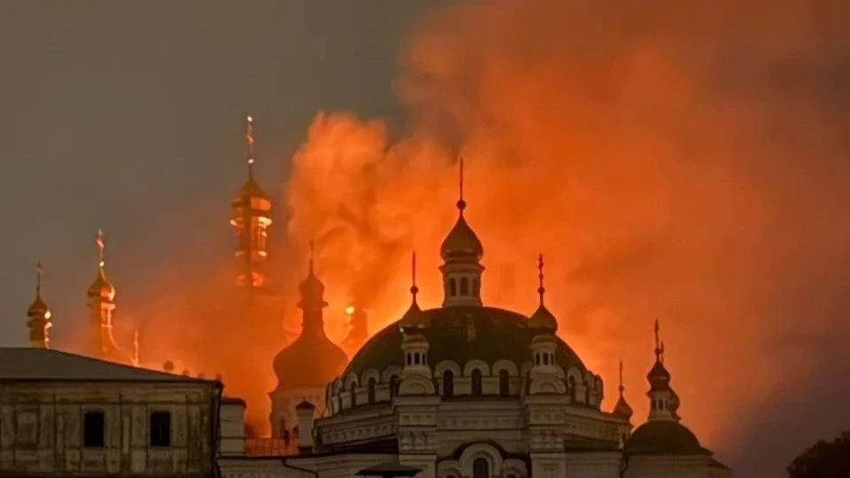 Massiver Raketenangriff aus Russland: Kiews Wahrzeichen brennt!