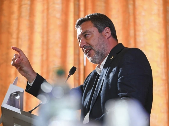 Salvini torna all’attacco delle banche: «Per Unicredit e Intesa 20 miliardi di utili, chiederemo contributo per il Piano Casa»