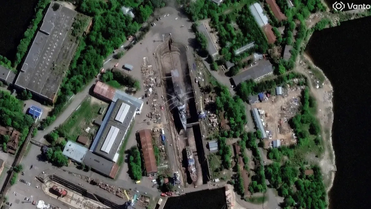 Zásah přímo doprostřed trupu. Ukrajinci zničili ruskou korvetu Bojkij, ukazují satelity - Novinky