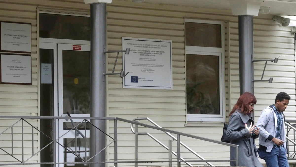 Снята с должности раскритикованная Домбравой глава центра по размещению соискателей убежища в Муцениеки