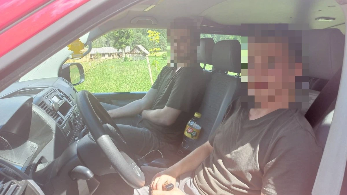 ФОТО. Перевозчики нелегалов замаскировали микроавтобус под автомобиль латвийской армии