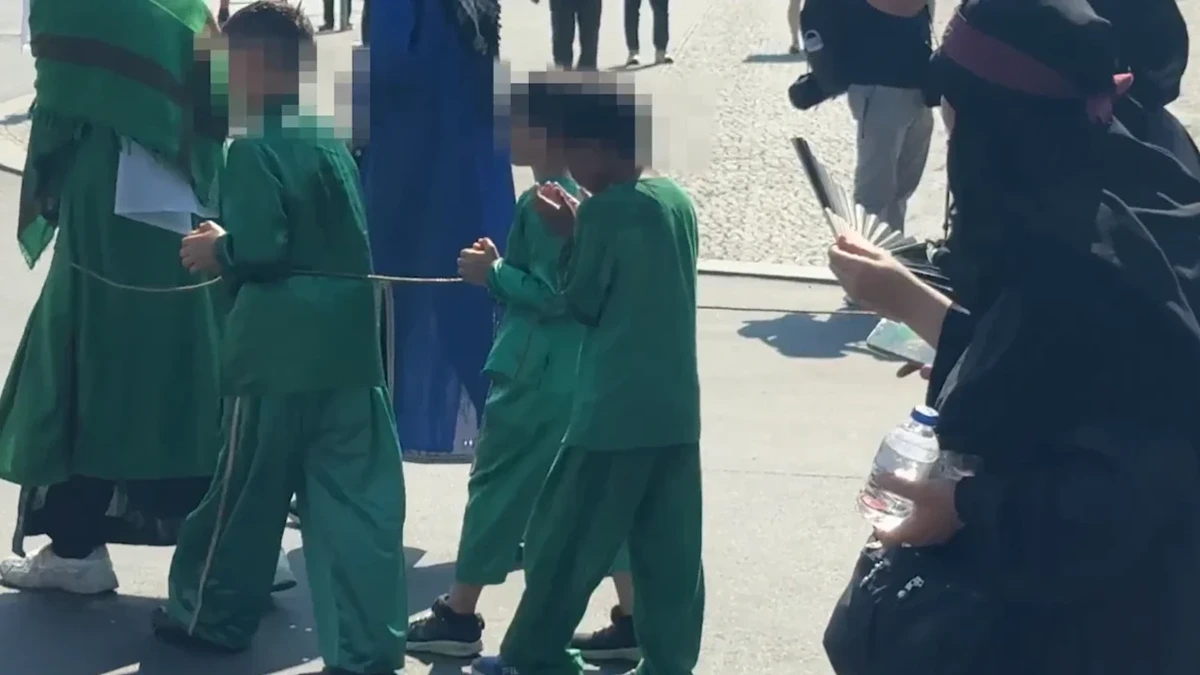 Verstörende Islamisten-Demo in Berlin: Kinder müssen gefesselt durch Gluthitze laufen