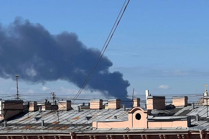 Golpe a Putin antes del 'Davos ruso': drones ucranianos incendian un buque de guerra en el corazón de Rusia