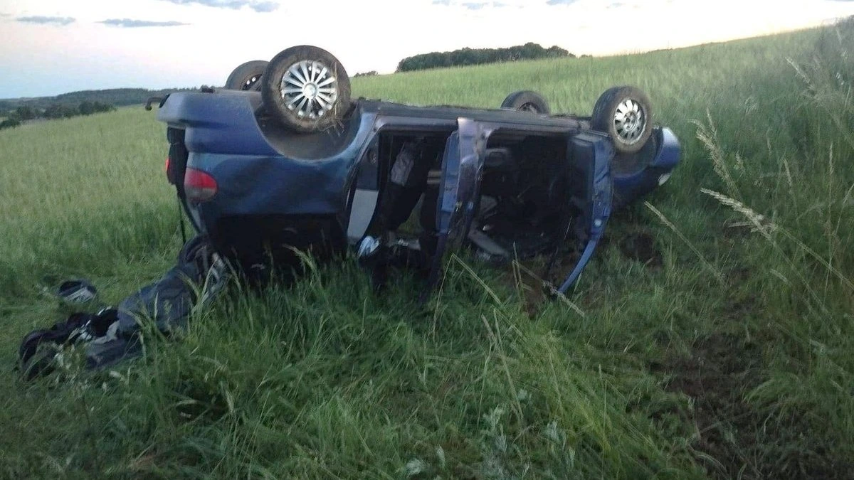 ФОТО. В Литве во время погони перевернулся автомобиль с нелегалами; пострадавшие госпитализированы