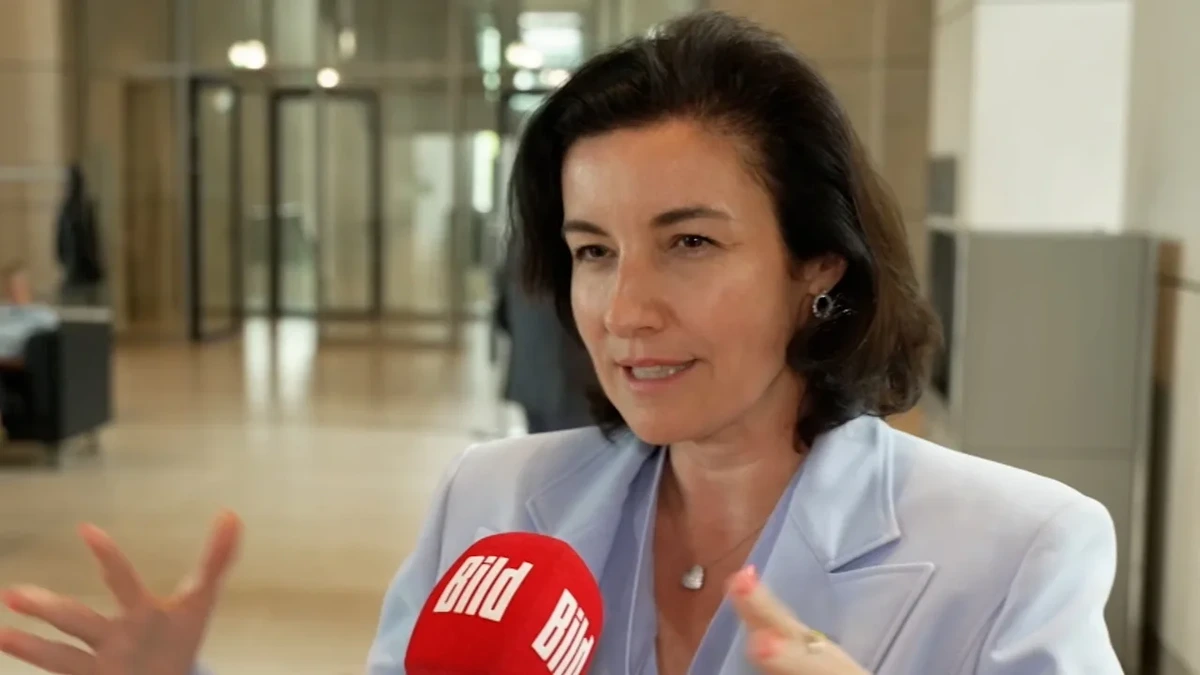 „Trikot, Hymne, passende Snacks“ So läuft die WM bei Ministerin Doro Bär
